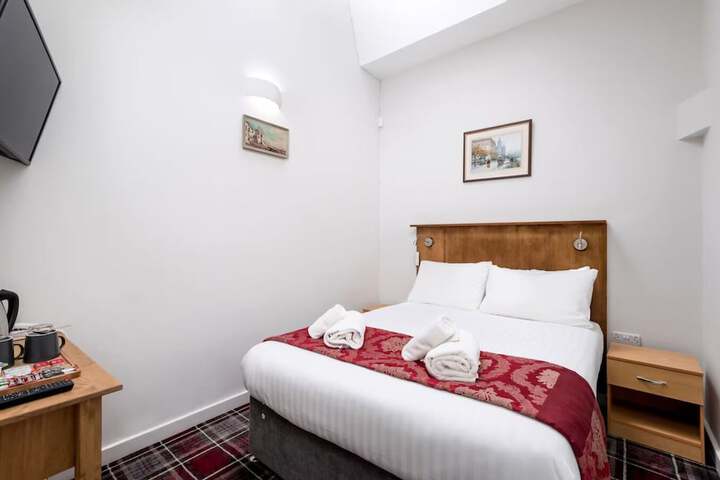 Room 17 of 34