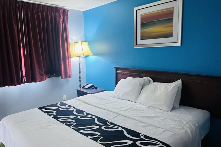 1 King Bed (1 of 21)