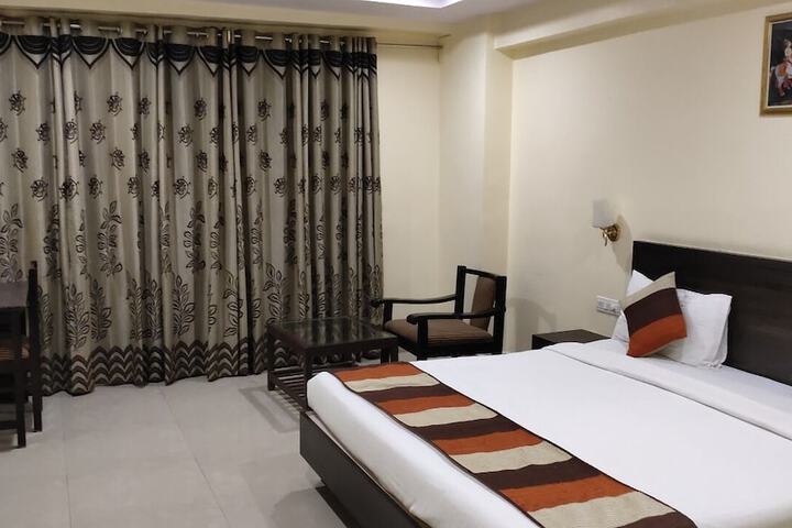 Room 13 of 37
