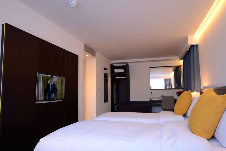 Room 5 of 33