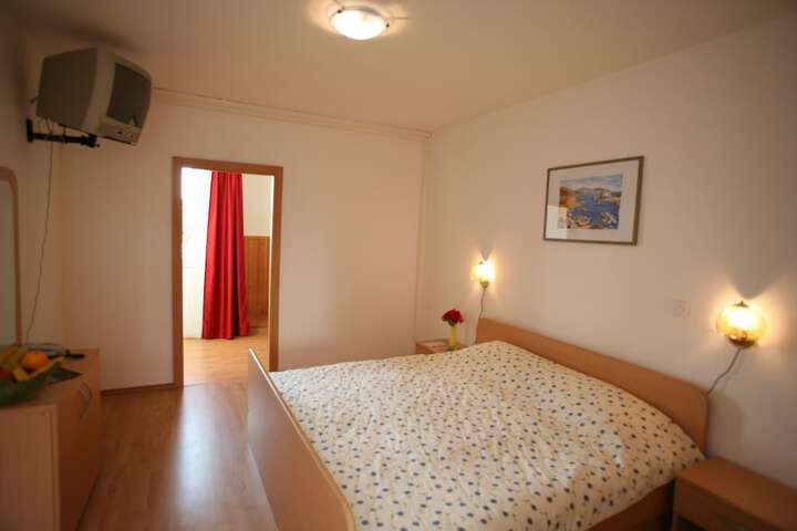 Room 11 of 36