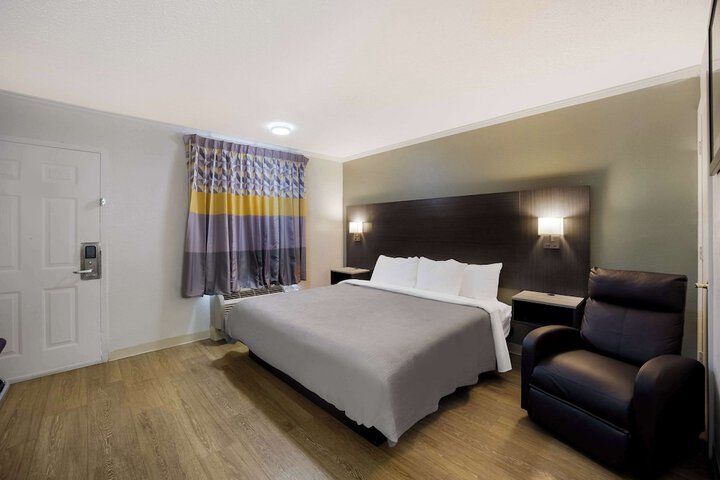 1 King Bed (4 of 20)