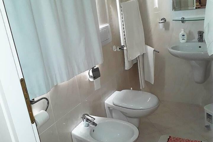 Room 12 of 21