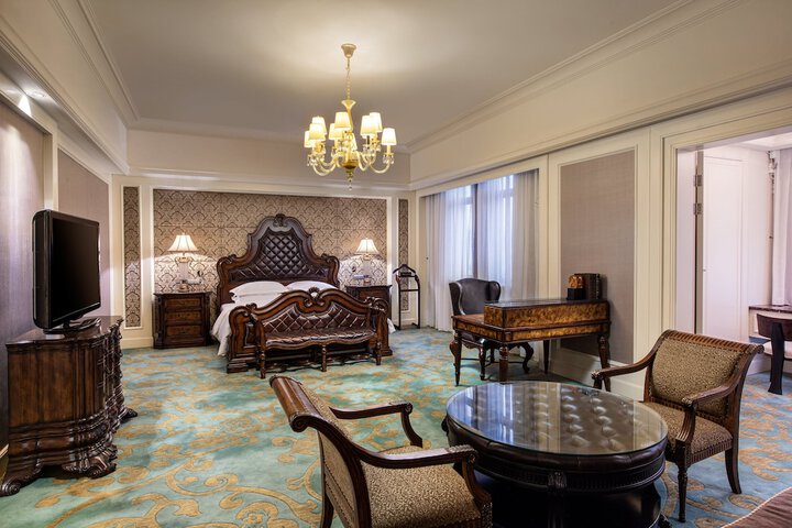Lounge 42 of 76