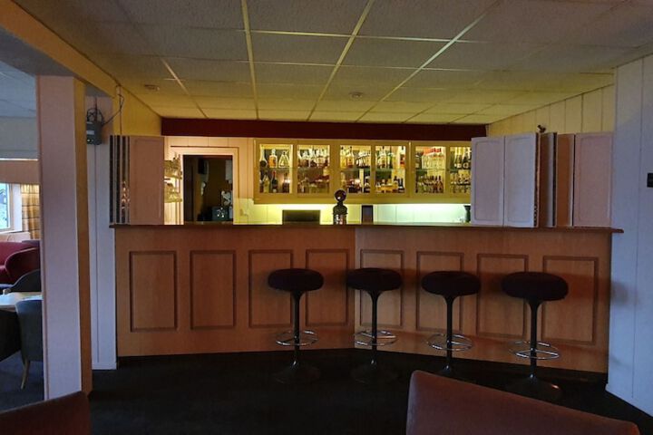 Lounge 33 of 44