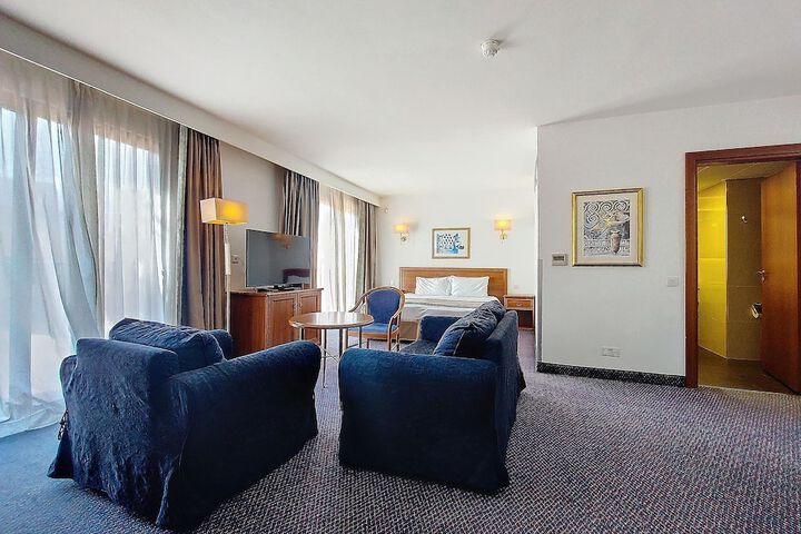 Room 48 of 148