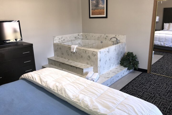 1 King Bed Suite (5 of 7)