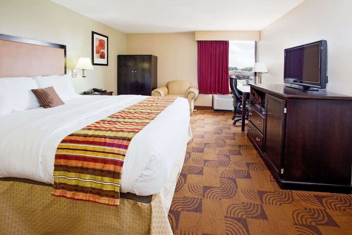 1 King Bed (10 of 11)