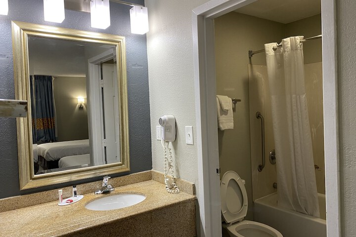 Double Accessible King Size Bed (8 of 11)