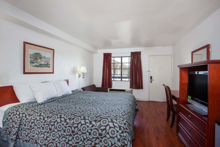 1 King Bed (15 of 16)