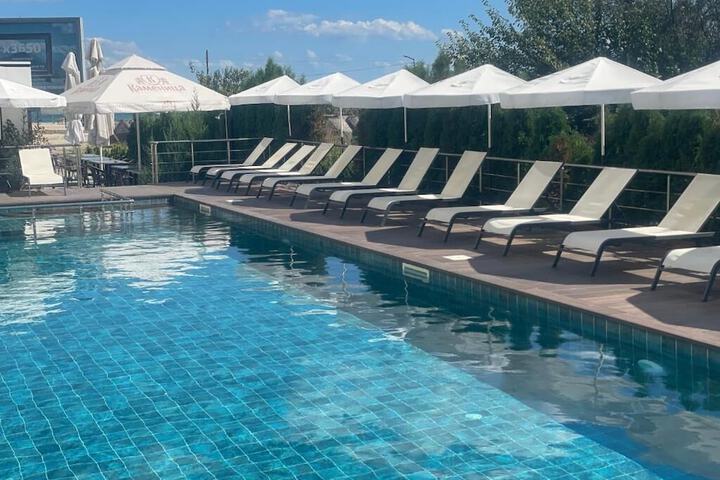 Pool 19 of 28