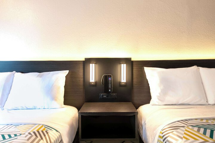 2 Double Beds (6 of 8)