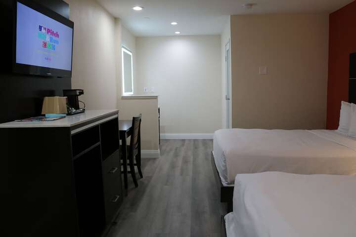 1 Queen Bed | Mob Accessible Roll in Shower Micfridg (20 of 25)