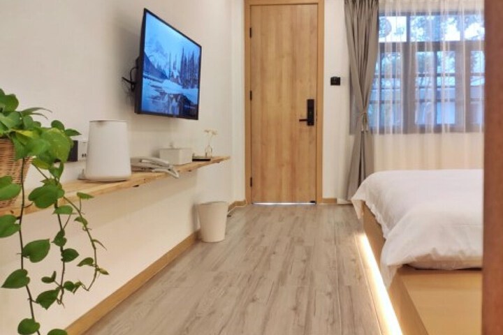 Room 5 of 28