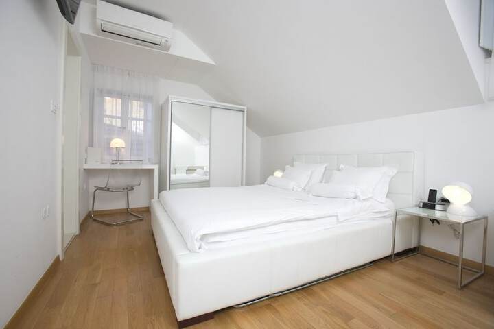 Room 25 of 166
