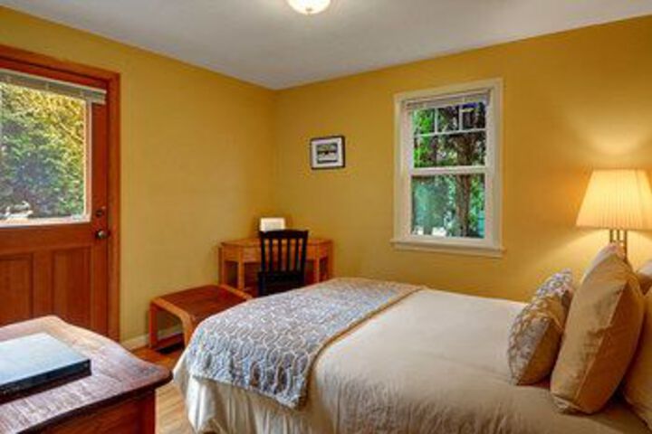 Photo of Husky Hideaway - Two Bedroom Home with Fireplace