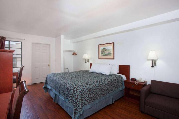 1 King Bed (6 of 16)