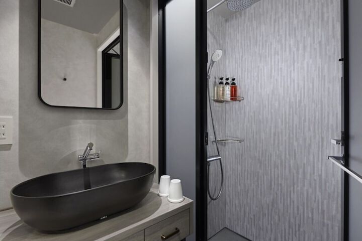 Room 33 of 64