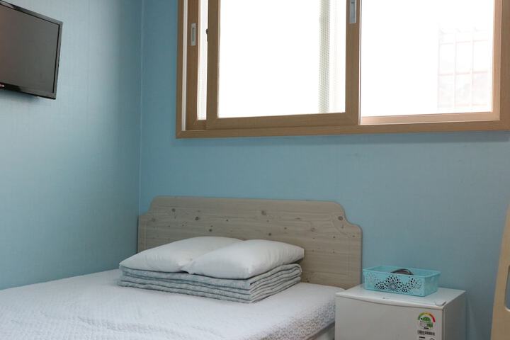 Room 28 of 100