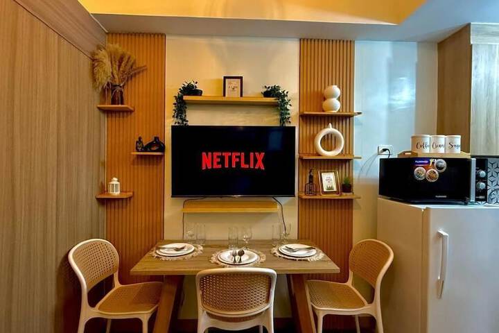 Dining 7 of 8
