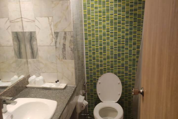 Room 5 of 10