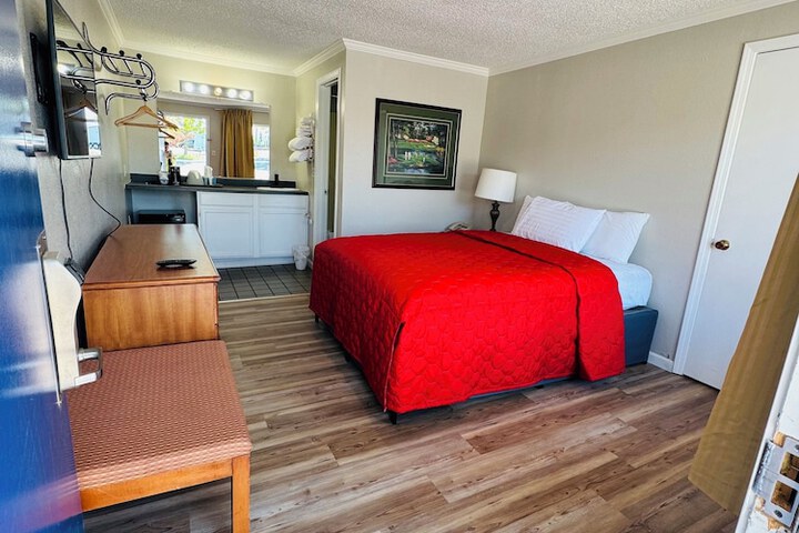 Room 7 of 12
