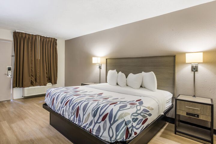Deluxe King Bed (8 of 16)