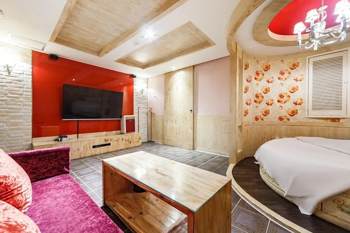 Room 6 of 18