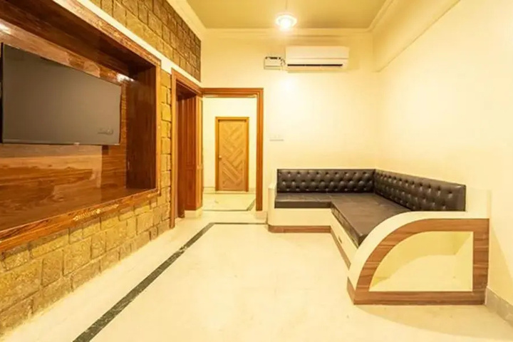 Room 11 of 18