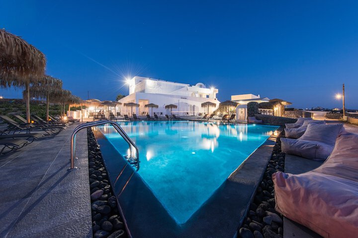 Hotel with Pool