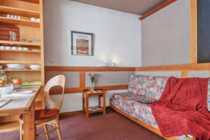 Room 9 of 16