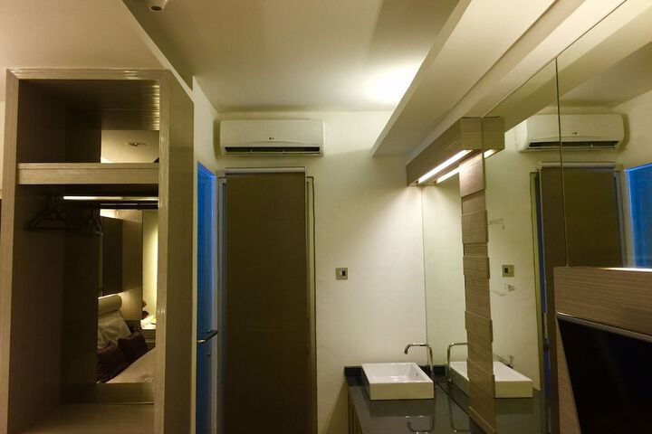 Room 33 of 42