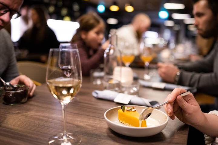 Lounge 34 of 43