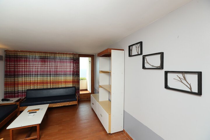 Room 16 of 28