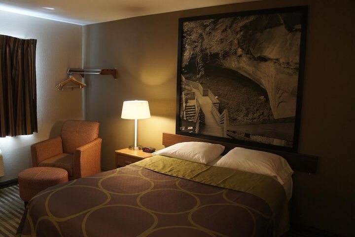 Room 10 of 25