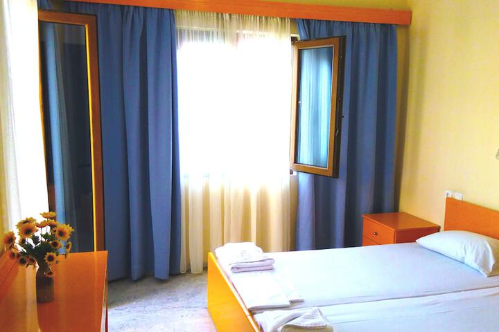 Room 6 of 53