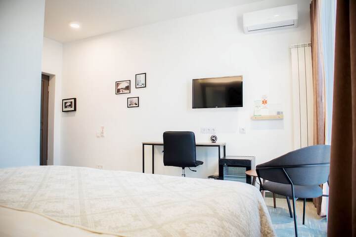 Room 3 of 40