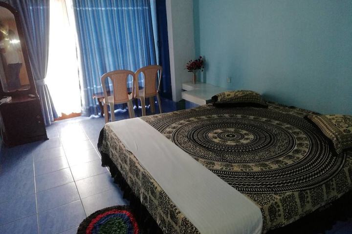 Room 5 of 8