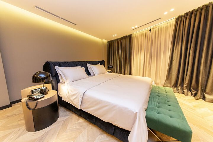 Room 2 of 77