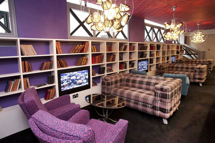 Lounge 56 of 66