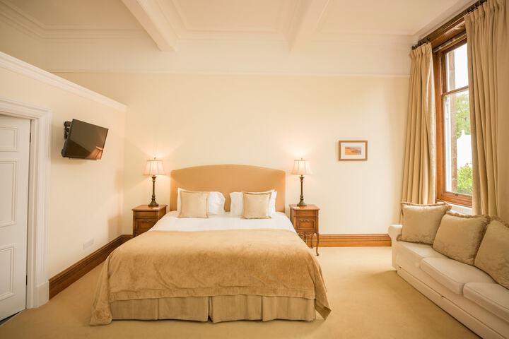 Room 162 of 373