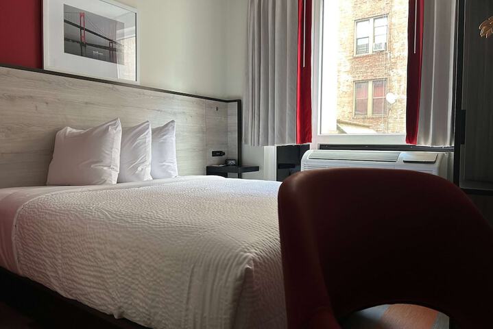 1 Queen Bed (8 of 9)