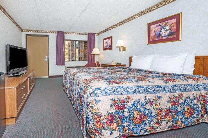 1 King Bed (10 of 10)