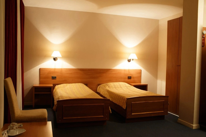 Room 4 of 10