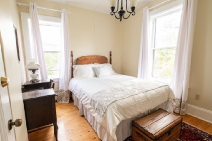 Room 5 of 11
