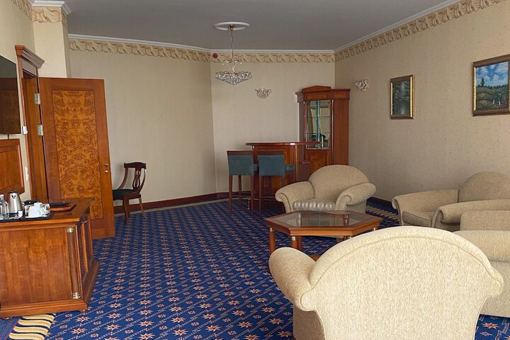 Room 105 of 143