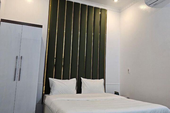 Room 2 of 10