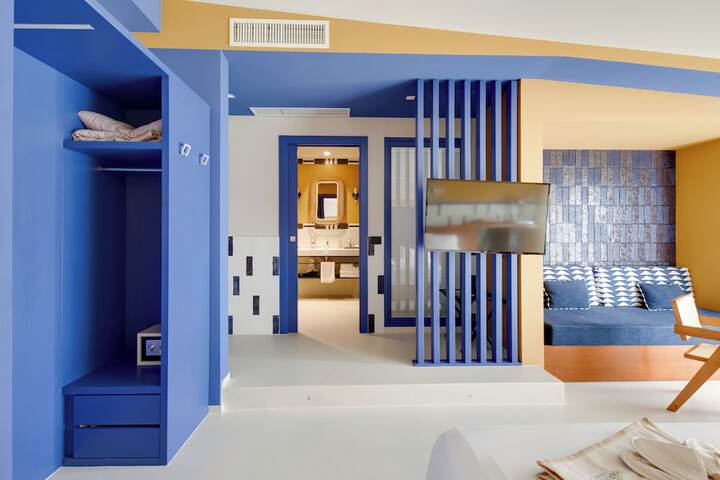 Room 33 of 80