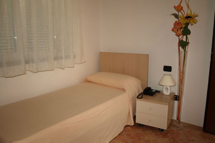 Room 10 of 42