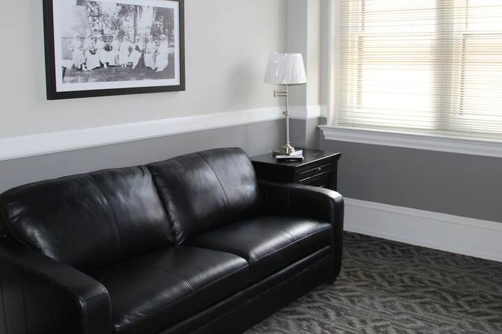 Windowless Economy Double Room Ensuite 301 Houdini Room (22 of 27)